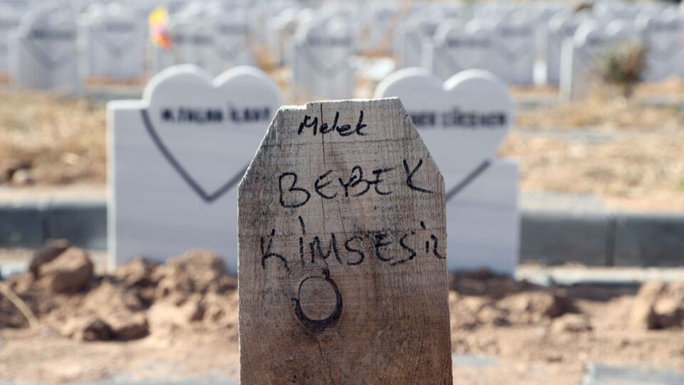 Mezar tahtasına böyle yazıldı: Melek bebek kimsesiz!