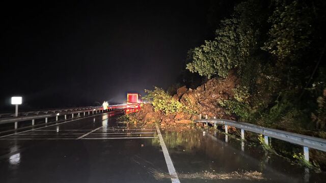 Rize'de heyelan sahil yolunda tek yönü kapattı