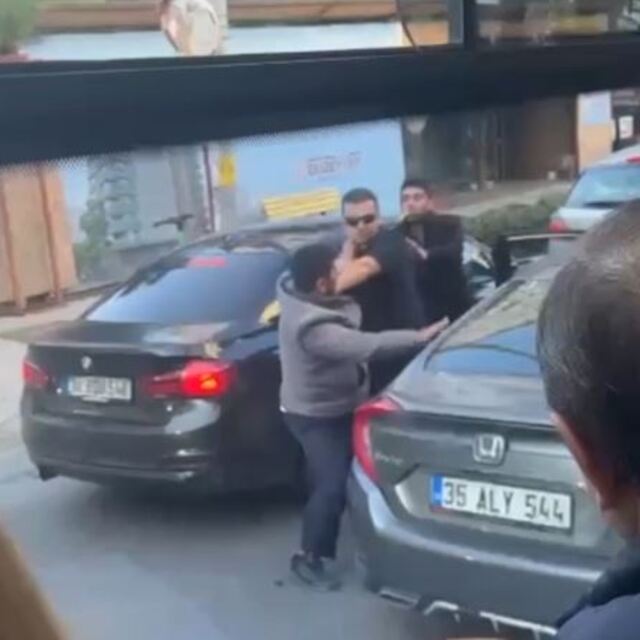 Kadıköy'de tekmeli yumruklu 'yol verme' kavgası