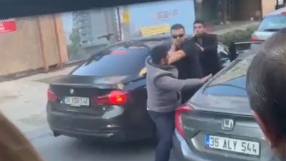 Kadıköy'de tekmeli yumruklu 'yol verme' kavgası