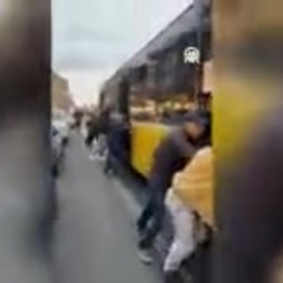 Üsküdar'da arızalanan İETT otobüsünü yolcular itti