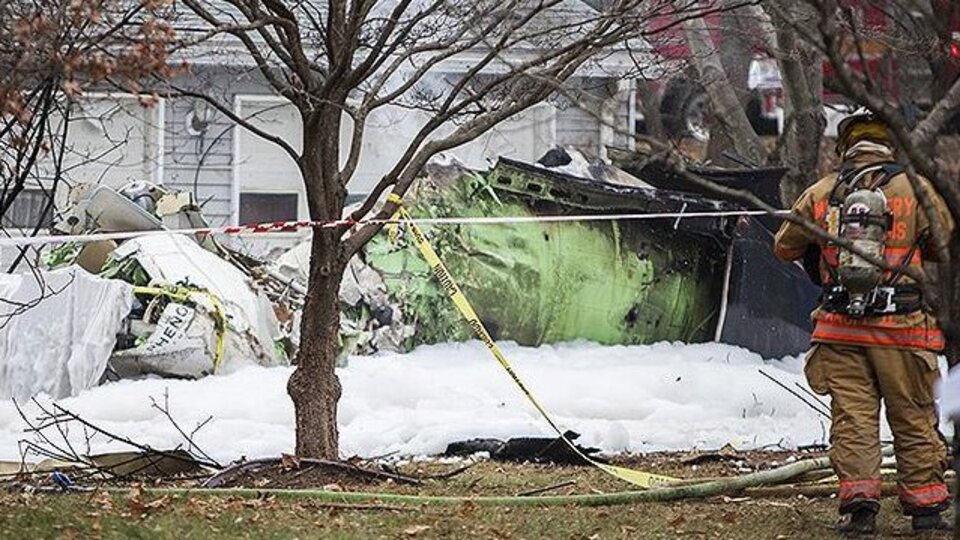 ABD'de küçük uçak, araca çarptı: 5 ölü