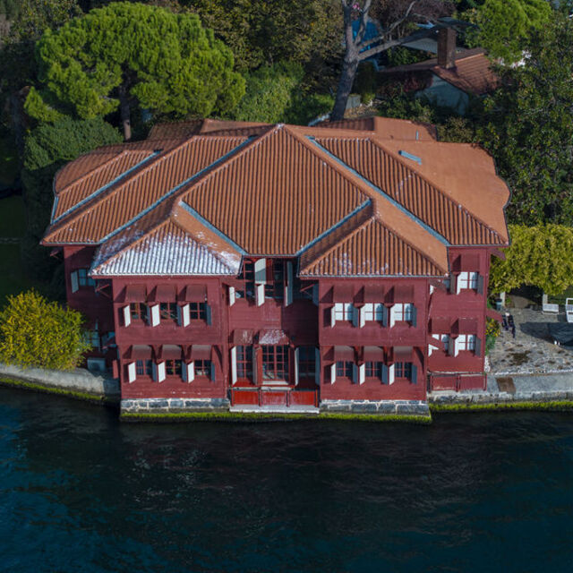 Sıcak soğuk ve nemden koruyor! İşte Boğaz'ın 'kızıl' yalıları