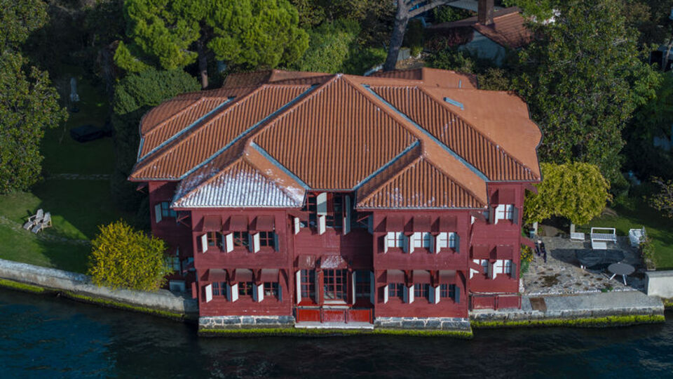 Sıcak soğuk ve nemden koruyor! İşte Boğaz'ın 'kızıl' yalıları