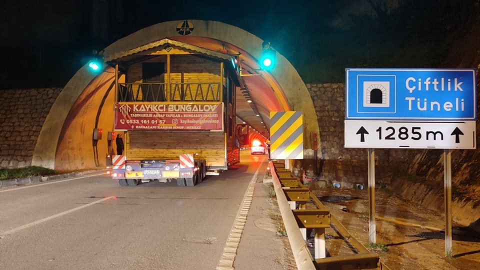 Ahşap ev taşıyan TIR tünel girişinde sıkıştı