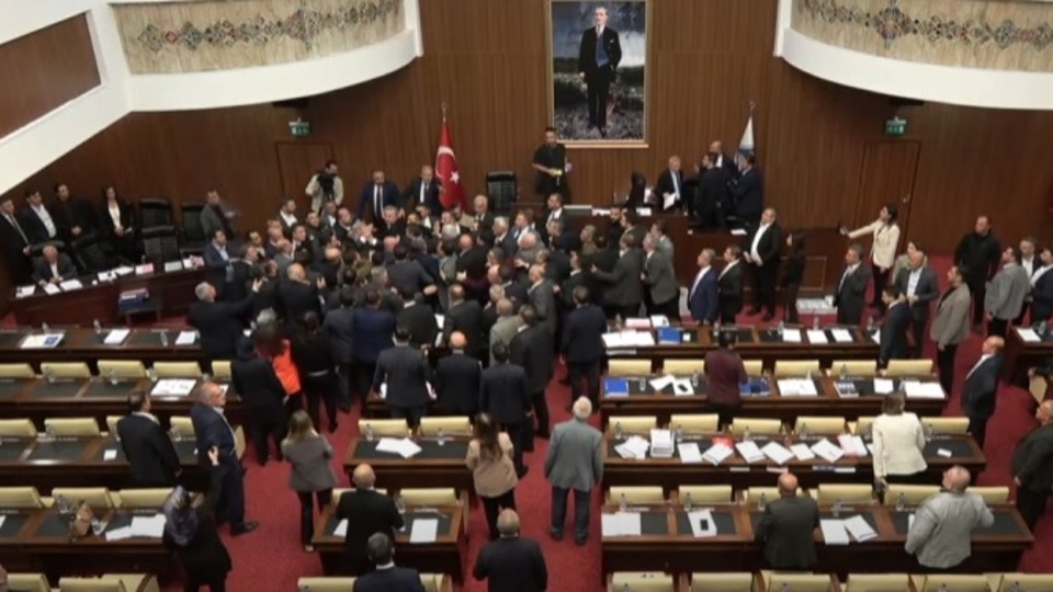 Ankara Büyükşehir Belediye Meclisi'nde konser kavgası