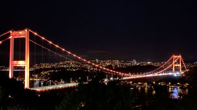 Köprüler lösemi farkındalığı için turuncuya büründü