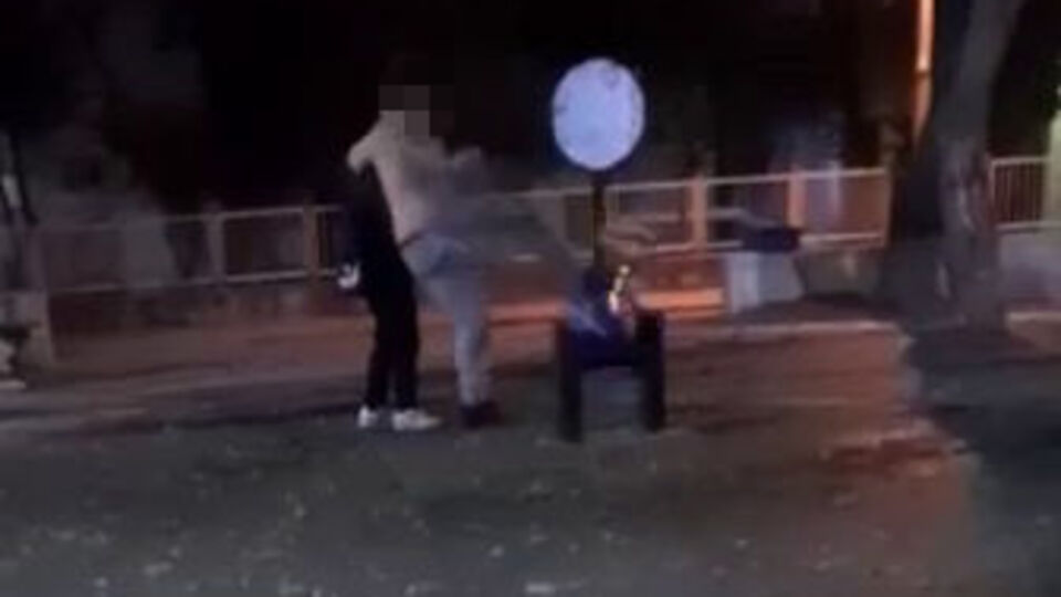Çocuk parkındaki tahterevalliyi kırdılar