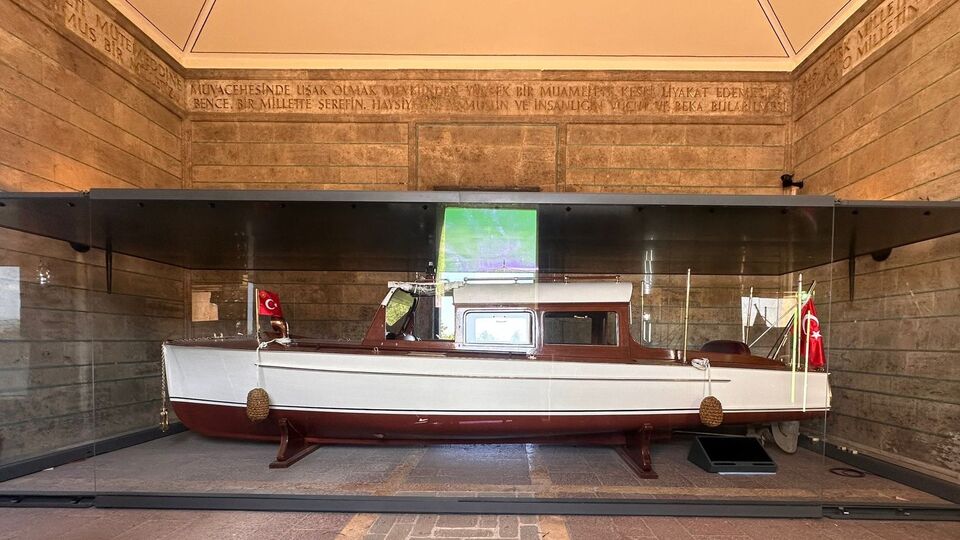 Anıtkabir'de cam vitrinleri yeniledi