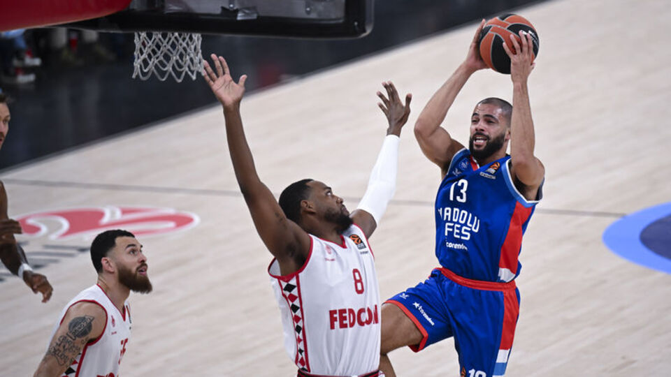 Anadolu Efes, son periyotta yıkıldı