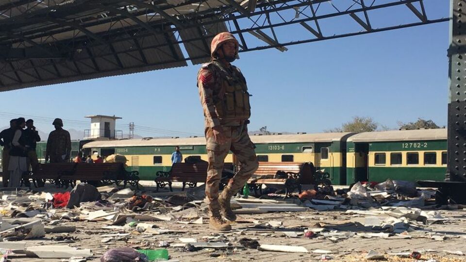 Pakistan'da tren istasyonunda patlama: 26 ölü