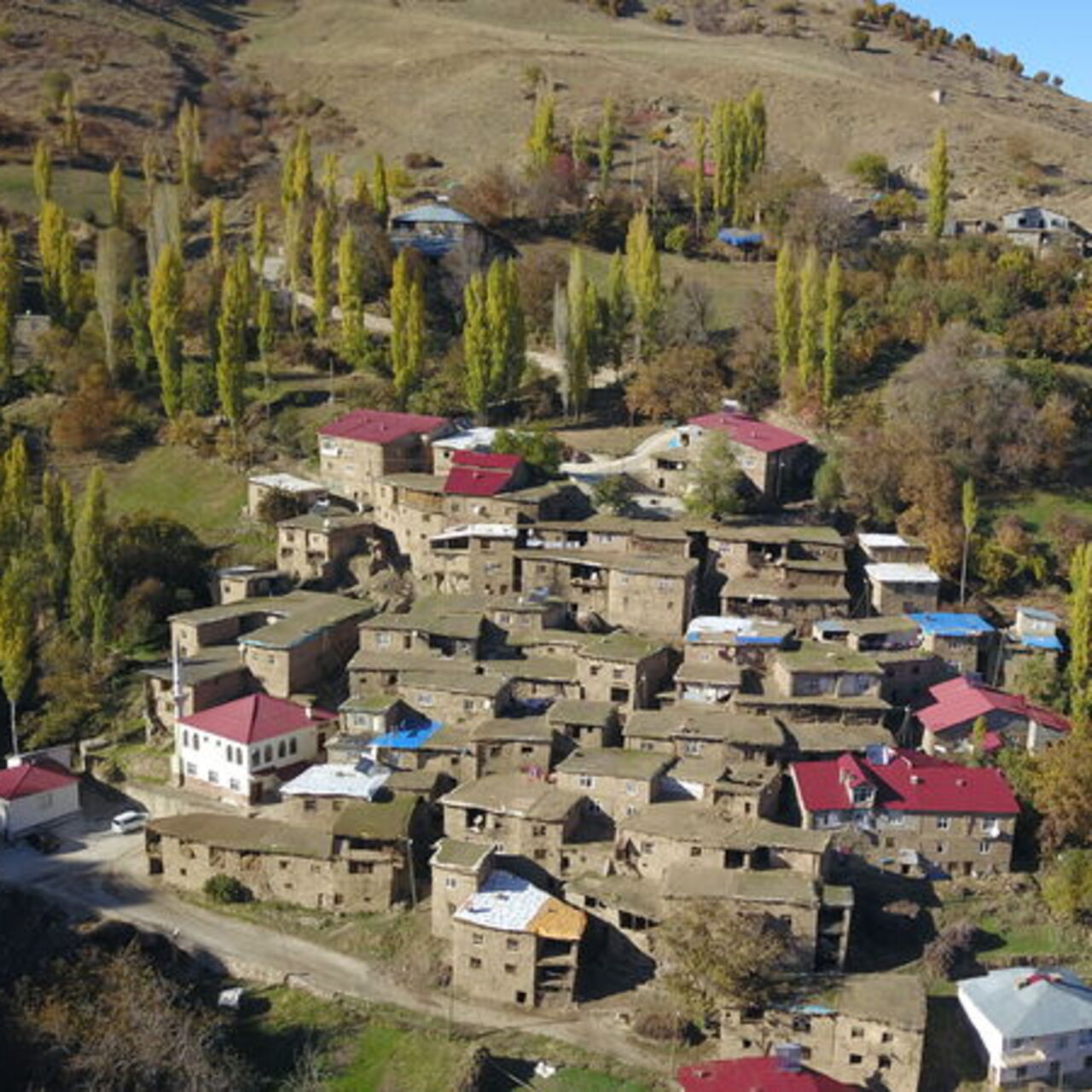 Bitlis'teki taş evlerde sonbahar güzelliği