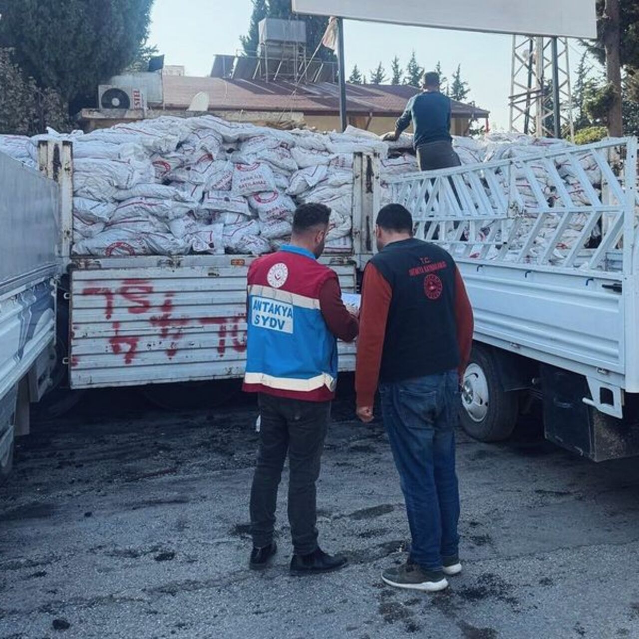 Antakya'da 14 bin aileye kömür dağıtımı