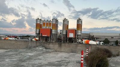 Feci ölüm! Beton karışımının içine düştü