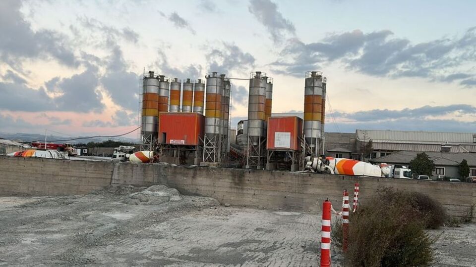 Feci ölüm! Beton karışımının içine düştü