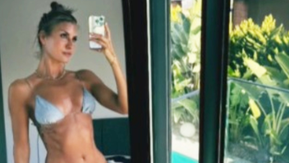 Bikinili pozunu paylaştı