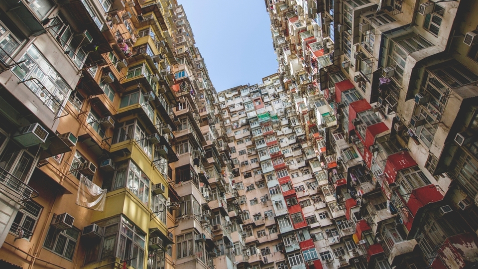 19 katlı dev canavar bina görenleri şaşkına uğratıyor!