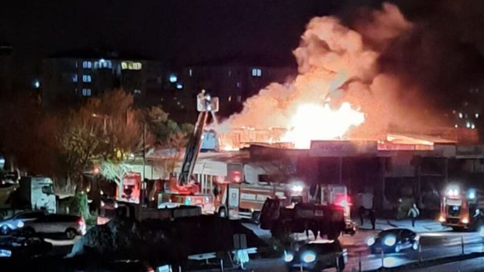 Alevler geceyi aydınlattı