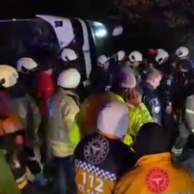 Bayrampaşa'da yolcu otobüsü devrildi!