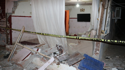 Otomobil gecekonduya daldı: 3 yaralı