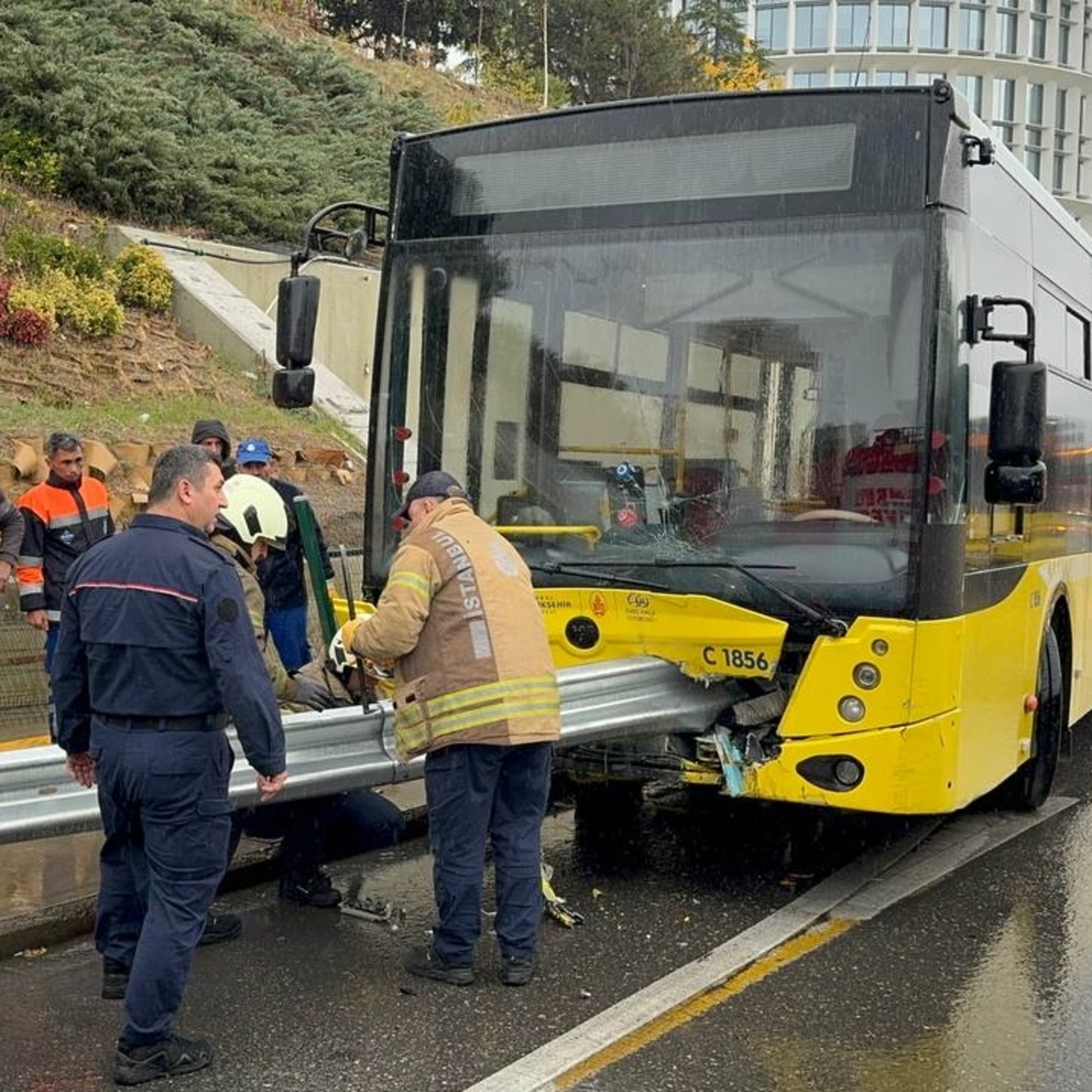 İETT otobüsü bariyere ok gibi saplandı