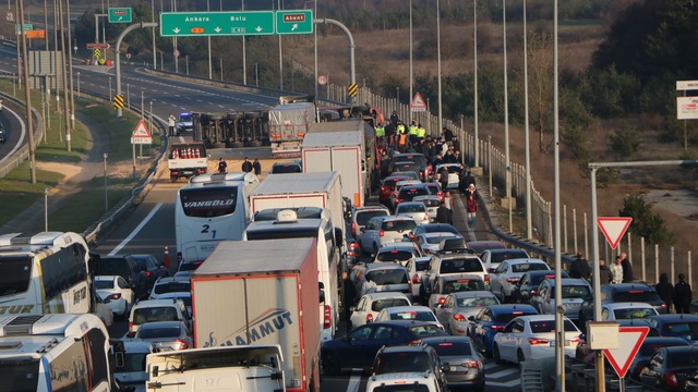Trafiği kilitleyen kaza