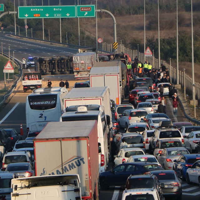 Trafiği kilitleyen kaza