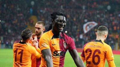 G.Saray'ın eski golcüsü futbolu bıraktı!