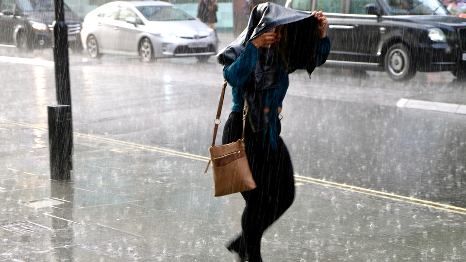 Yağmurda yürümeli mi yoksa koşmalı mıyız?