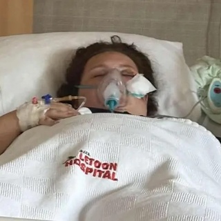 Ölüdeniz'de yemek yiyen İngiliz genç, tepesine inen yamaç paraşütüyle ağır yaralandı