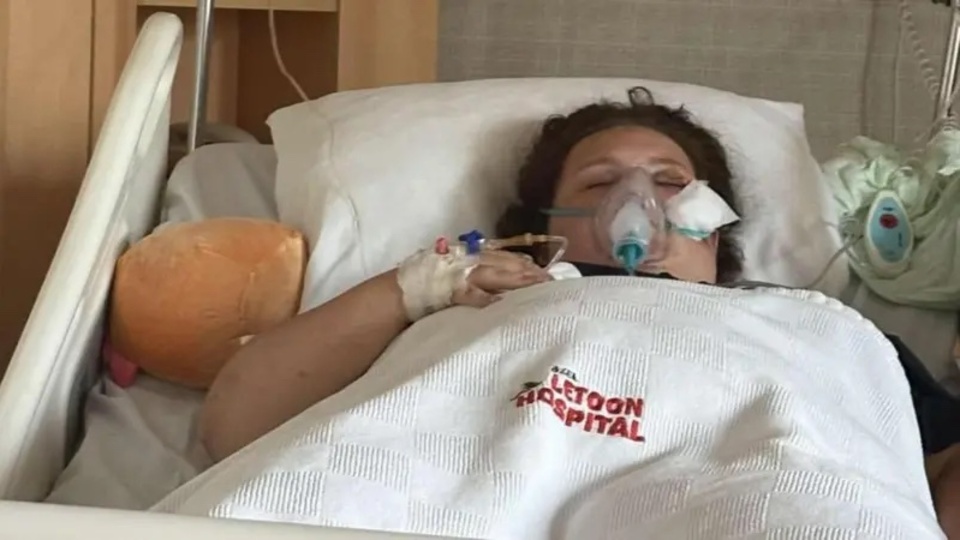 Ölüdeniz'de yemek yiyen İngiliz genç, tepesine inen yamaç paraşütüyle ağır yaralandı