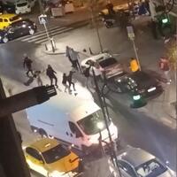 Başına demir duba fırlattı!
