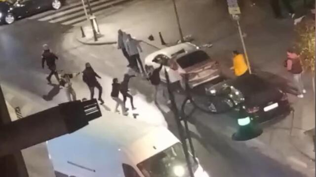 Başına demir duba fırlattı!