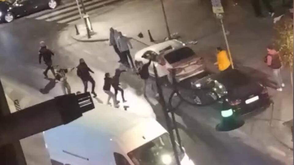 Başına demir duba fırlattı!