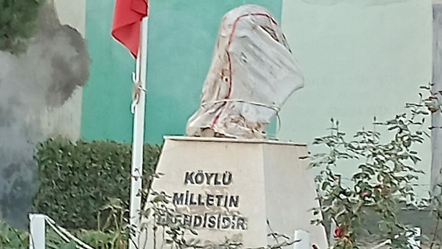 Atatürk büstlerine saldırı