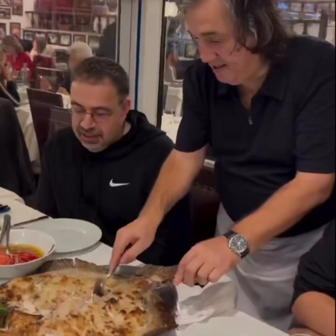 Daron Acemoğlu'na 'kalkan'lı kutlama