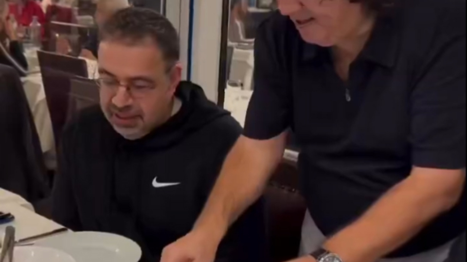 Daron Acemoğlu'na 'kalkan'lı kutlama