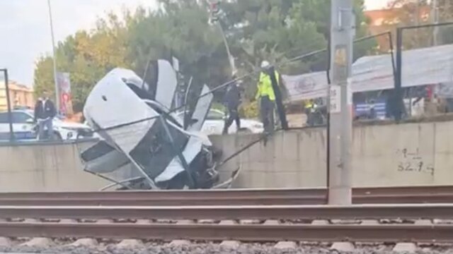 Marmaray'da demiryoluna araç düştü