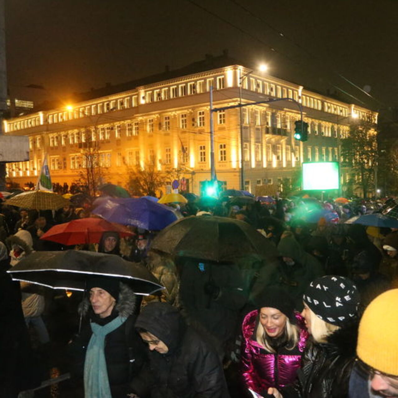 Sırbistan'da protestocular başbakanın istifasını istedi