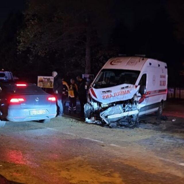 Ambulans zincirleme kazaya karıştı: 1 ölü, 3 yaralı