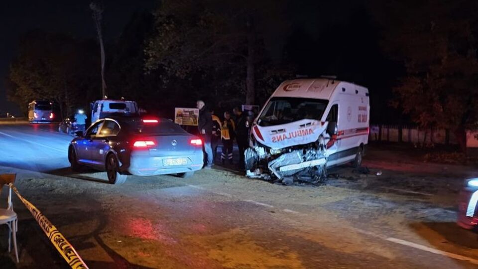 Ambulans zincirleme kazaya karıştı: 1 ölü, 3 yaralı