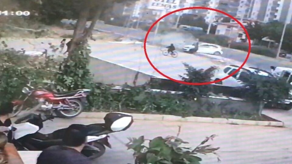 Kaldırımda yürüyordu... Otomobil ezdi öldü! Sürücü serbest!