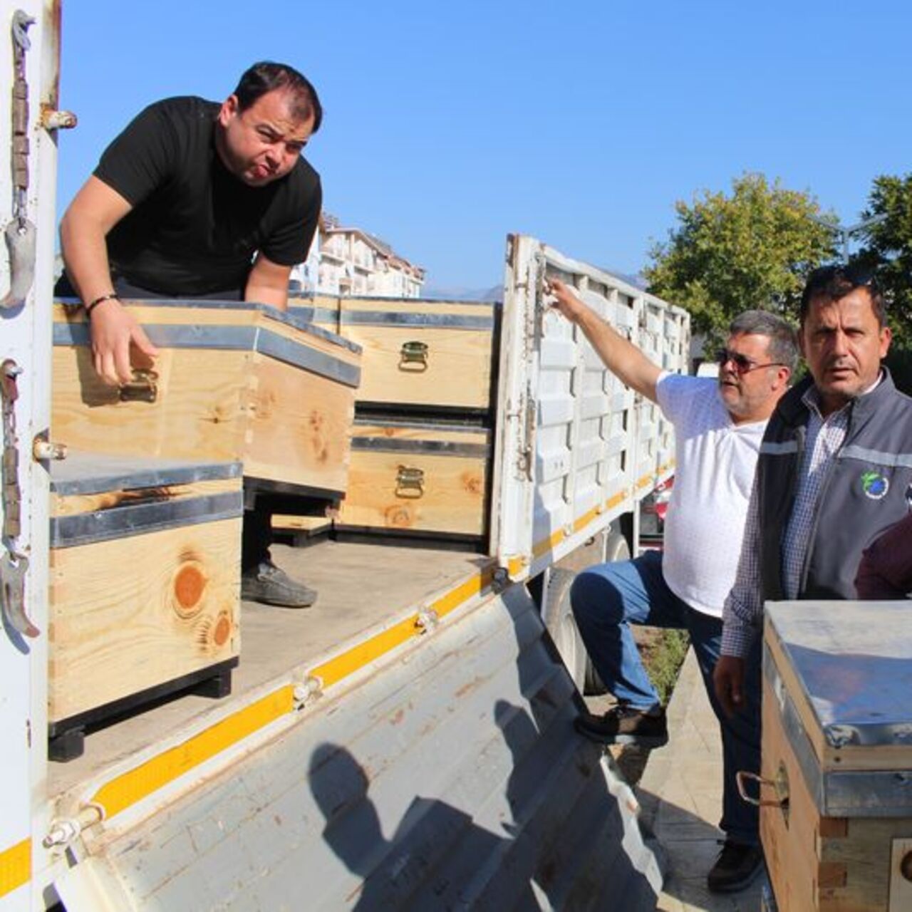 Anlatya'da Gazipaşalı arıcılara kovan desteği