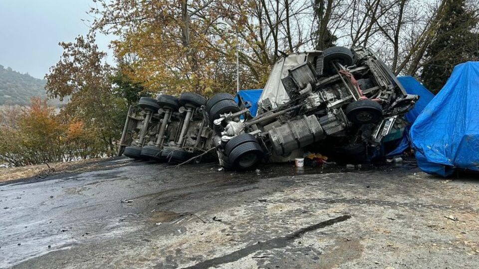 Kaza yapan TIR şoförünün üzerine asit döküldü!