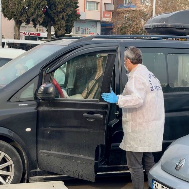 Park halindeki minibüste şüpheli ölüm