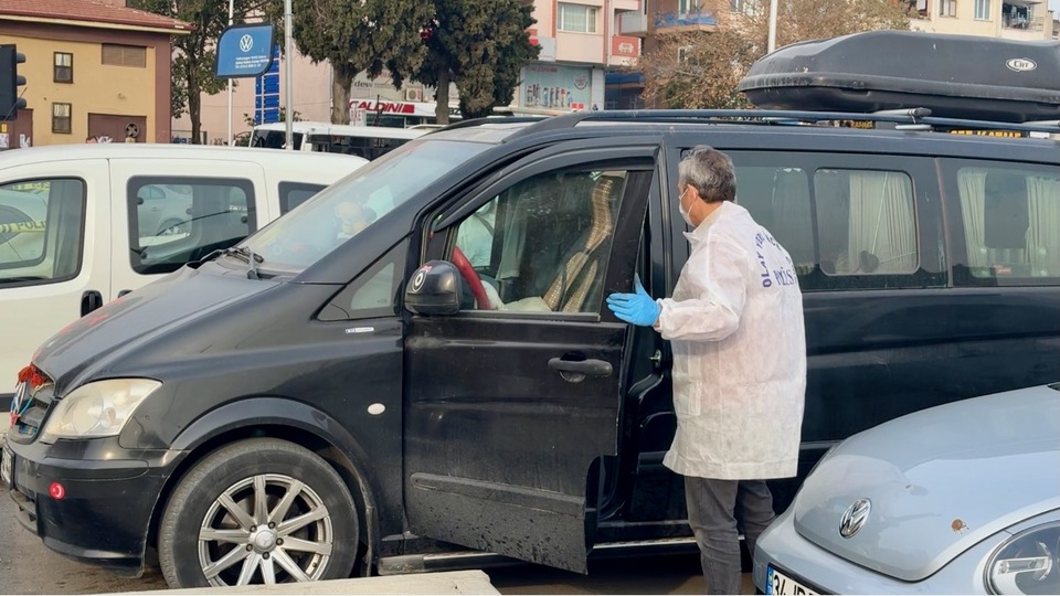 Park halindeki minibüste şüpheli ölüm