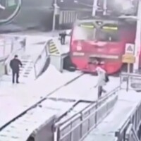 Kulaklıkla geçerken tren çarptı!