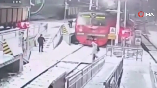 Kulaklıkla geçerken tren çarptı!