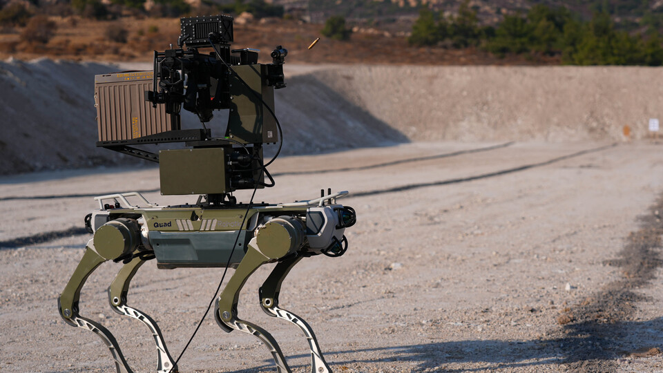 Robot köpek Bars nişancı yarışmasında