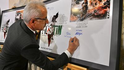 "Yüreğimde Filistin" pulları bastırıldı